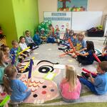 Dzień Przedszkolaka- dzieci podczas zabaw muzycznych z wykorzystaniem bum bum rurek