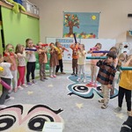 Dzień Przedszkolaka- dzieci podczas zabaw muzycznych z wykorzystaniem bum bum rurek