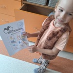 Dzień Przedszkolaka- dziecko podczas zabawy w detektywa