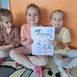 Dzień Przedszkolaka- dzieci z lista odnalezionych przedszkolnych skarbów podczas zabawy w detektywa 