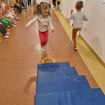 Dzień Przedszkolaka- dziecko podczas zabaw ruchowych