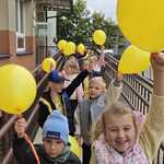 Dzień Przedszkolaka- dzieci z balonami wychodzą na spacer
