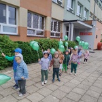 Dzień Przedszkolaka- dzieci z balonami idą na spacer