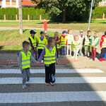 Bezpieczni na drodze- dzieci przechodzą przez przejście dla pieszych
