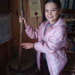 Przedszkolaki na wykopkach w Pacowej Chacie- dziewczynka w muzeum
