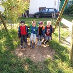 Przedszkolaki na wykopkach w Pacowej Chacie- dzieci na placu zabaw