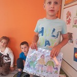 Tydzień o Budowaniu Relacji - chłopiec prezentuje swoją pracę