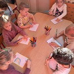 Tydzień o Budowaniu Relacji - dzieci tworzą pocztówki z miłym słowem dla przedszkolaków z innej placówki