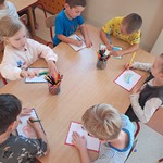 Tydzień o Budowaniu Relacji - dzieci tworzą pocztówki z miłym słowem dla przedszkolaków z innej placówki
