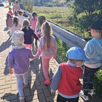 Tydzień o Budowaniu Relacji - dzieci podczas spaceru, starszaki opiekują się maluchami
