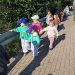 Tydzień o Budowaniu Relacji - dzieci podczas spaceru, starszaki opiekują się maluchami