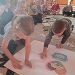 Tydzień o Budowaniu Relacji - dzieci tworzą plakat o przyjaźni