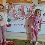 Tydzień o budowaniu relacji- dzieci trzymają papierowy łańcuch miłych słów 