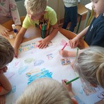 Tydzień o budowaniu relacji- dzieci tworzą plakat