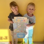 Tydzień o budowaniu relacji- dzieci z plakatem