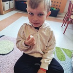 Dzień jabłka w naszym przedszkolu- chłopiec je cząstkę jabłka