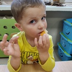 Dzień jabłka w naszym przedszkolu- dziecko je wafelek z dżemem jabłkowym 