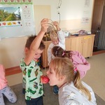 Dzień jabłka w naszym przedszkolu- zabawy ruchowe z jabłkiem 
