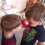 Dzień jabłka w naszym przedszkolu- zabawy ruchowe z jabłkiem 