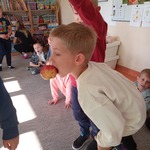 Dzień jabłka w naszym przedszkolu- zabawy ruchowe z jabłkiem 