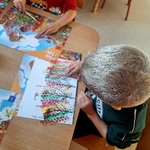 Dzień drzewa- dziecko maluje las jesienią folia bąbelkowa