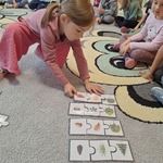 Dzień drzewa- dziecko układa jesienne puzzle