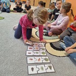 Dzień drzewa- dziecko układa jesienne puzzle