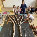 Dzień drzewa- dzieci układają sylwetę drzewa