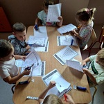 Bof- dzieci przy stolikach tworzą piramidę zdrowia