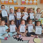 Bof- dzieci trzymają kartki z piramida zdrowia