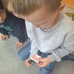 Dzień Poczty Polskiej- dziecko podświetla latarka obrazek