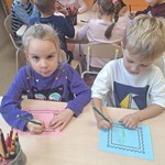 Dzień Poczty Polskiej- dzieci przy stoliku projektują znaczki pocztowe