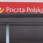 Dzień Poczty Polskiej- dzieci z grupy Tygryski przed poczta 