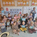 Dzień Poczty Polskiej- dzieci ze znaczkami 