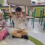 Dzień Poczty Polskiej-  dziecko z paczką 