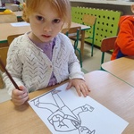 Dzień Poczty Polskiej- dziecko koloruje obrazek listonosza