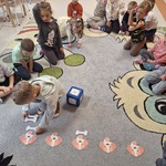 Dzień kundelka - zabawy matematyczne z kostka 