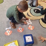 Dzień kundelka - zabawy matematyczne z kostka