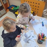 Dzień kundelka - dzieci wycinają przy stoliku