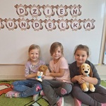 Dzień kundelka - dzieci z pluszowymi pieskami