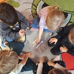 Dzień kundelka - praca w grupach- dzieci układają puzzle