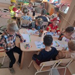 Dni zawodów – drzwi do kariery! - dzieci podczas pracy plastycznej