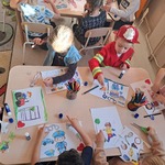 Dni zawodów – drzwi do kariery! - dzieci podczas pracy plastycznej