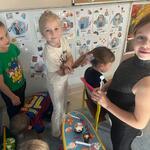 Dni zawodów – drzwi do kariery! - dzieci podczas zabawy we fryzjera