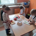 Kulinarna podróż po Europie - dzieci przygotowujące sałatkę