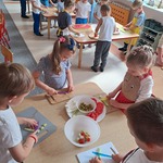 Kulinarna podróż po Europie - dzieci przygotowujące sałatkę
