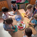 Kulinarna podróż po Europie - dzieci przygotowujące sałatkę