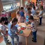 Kulinarna podróż po Europie - dzieci przygotowujące sałatkę