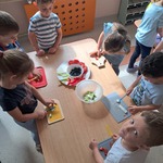 Kulinarna podróż po Europie - dzieci przygotowujące sałatkę