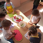 Kulinarna podróż po Europie - dzieci przygotowujące sałatkę